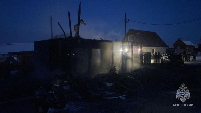 Два человека погибли на пожаре в селе Урик Иркутского района